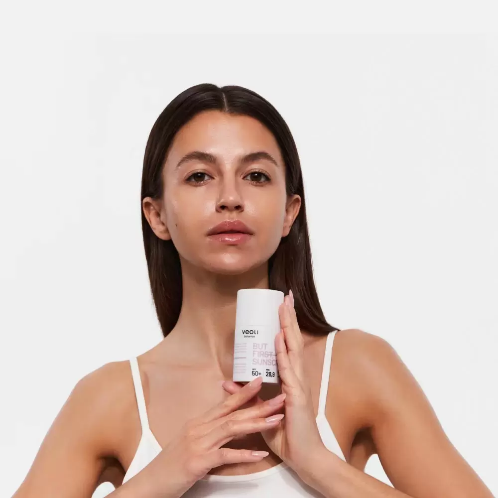 Lekki krem ochronny SPF 50+  BUT FIRST, SUNSCREEN | Veoli Botanica