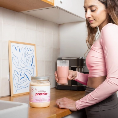 Odżywka białkowa Protein+ o smaku białej czekolady z liofilizowaną truskawką | Pasieki Rodziny Sadowskich